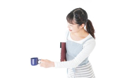 İçkiyi taşıyan genç kafe çalışanları.