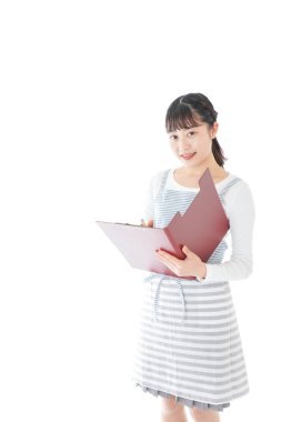 Genç kafe çalışanları siparişleri kontrol ediyor.