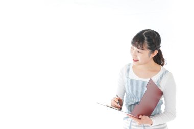 Genç kafe çalışanları siparişleri kontrol ediyor.