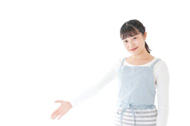 Genç kafe çalışanları koltuğa oturacak.