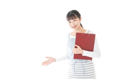 Genç kafe çalışanları koltuğa oturacak.