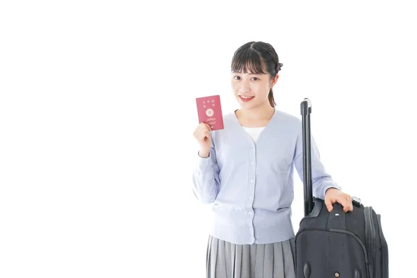 持护照出国旅行的年轻女子 — 图库照片