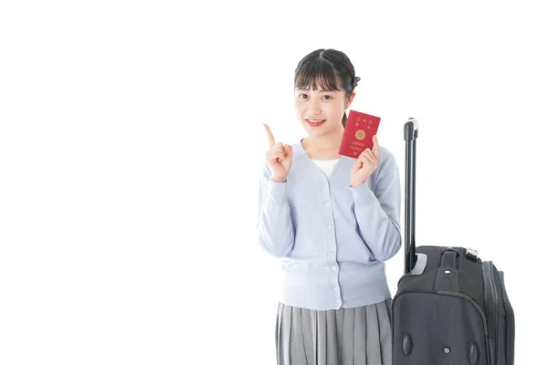 パスポートを持って海外に旅行する若い女性 — ストック写真