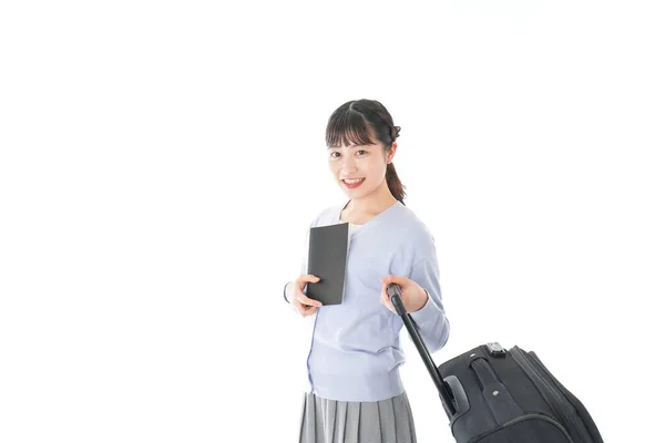 ガイドブックを持って一人旅する若い女性 — ストック写真