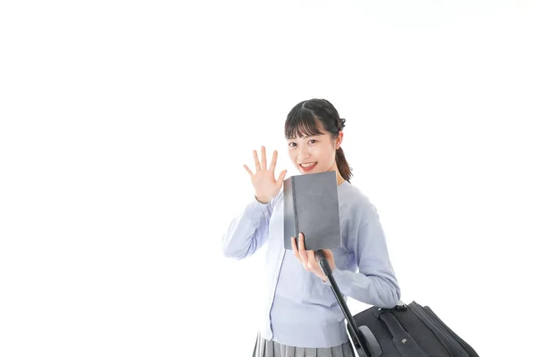 ガイドブックを持って一人旅する若い女性 — ストック写真