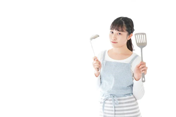 Jovem Mulher Segurando Cozinha Utensilson Fundo Branco — Fotografia de Stock