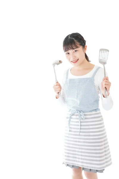 Genç Bir Kadın Mutfak Aletlerini Beyaz Arka Planda Tutuyor — Stok fotoğraf