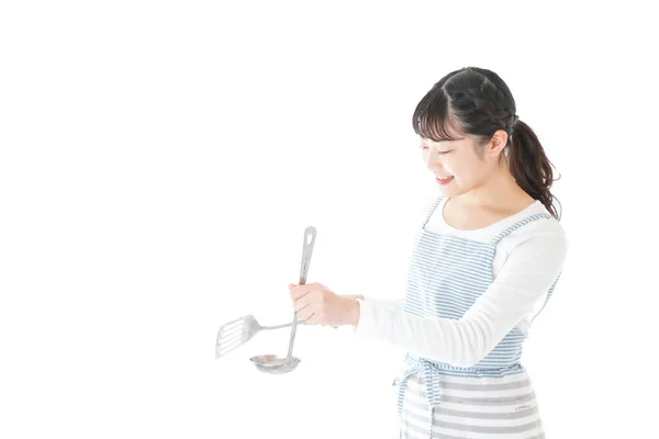 Jovem Mulher Segurando Cozinha Utensilson Fundo Branco — Fotografia de Stock