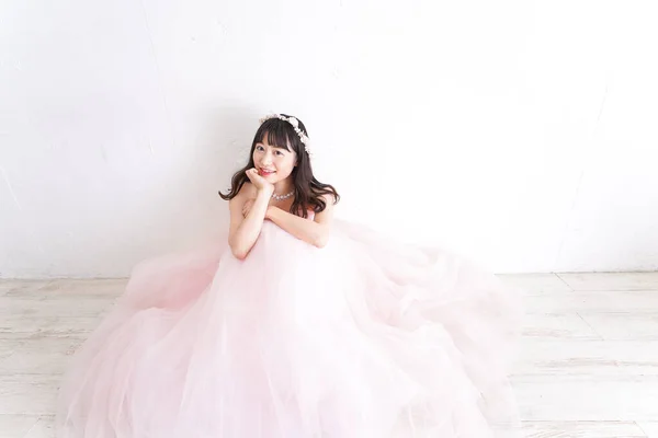 Portrait Smiling Young Woman Wearing Wedding Dress — Stock Photo, Image