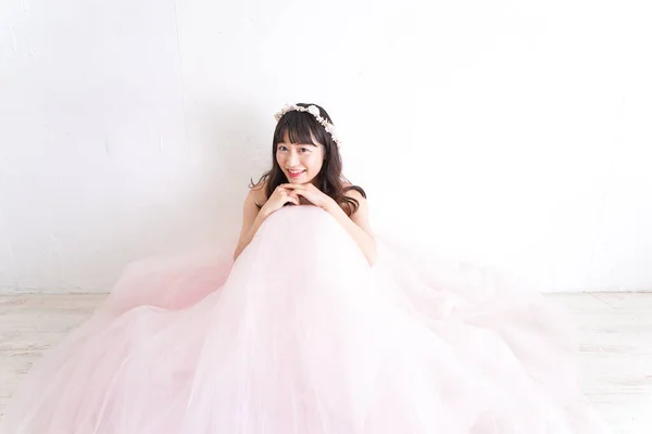 Portrait Smiling Young Woman Wearing Wedding Dress — Stock Photo, Image