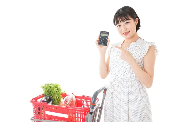 Junge Frau Mit Vollem Einkaufswagen Und Taschenrechner — Stockfoto