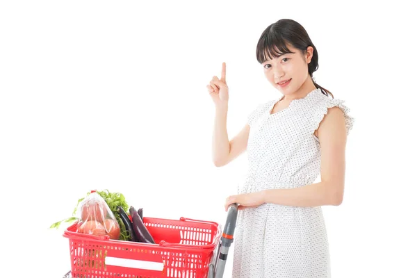 Junge Frau Zeigt Auf Etwas Supermarkt — Stockfoto