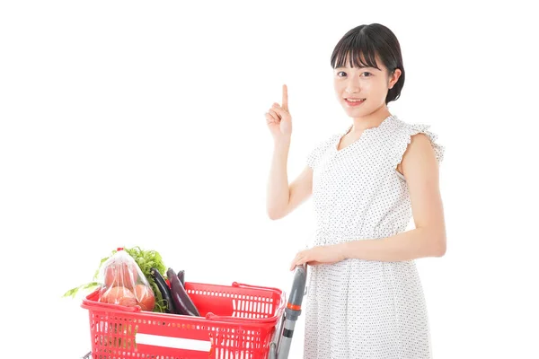 Jovem Apontando Para Algo Supermercado — Fotografia de Stock