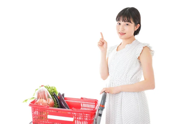 여자가 슈퍼마켓에서 무엇인가를 가리키고 — 스톡 사진