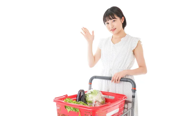 Mujer Joven Señalando Algo Supermercado —  Fotos de Stock