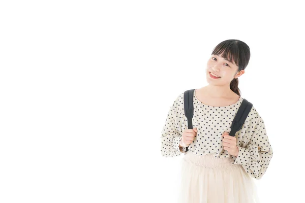 Sırt Çantalı Benekli Bir Elbise Içinde Gülümseyen Genç Bir Kadının — Stok fotoğraf