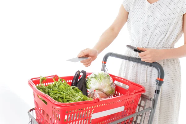 여자가 슈퍼마켓에서 카드로 지불하는 — 스톡 사진