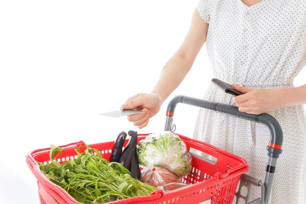 Jeune Femme Payant Avec Une Carte Crédit Supermarché — Photo