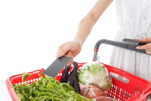 Junge Frau Zahlt Supermarkt Mit Kreditkarte — Stockfoto