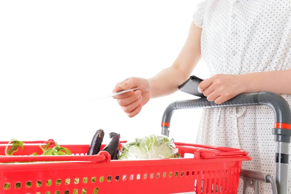 Junge Frau Zahlt Supermarkt Mit Kreditkarte — Stockfoto