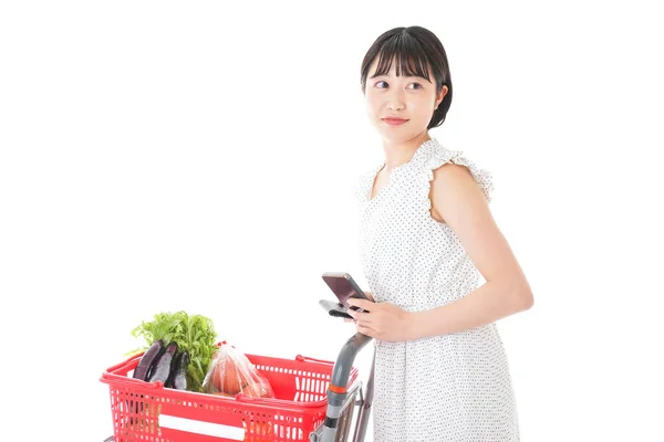Młoda Kobieta Szukająca Pochodzenia Żywności Supermarkecie — Zdjęcie stockowe