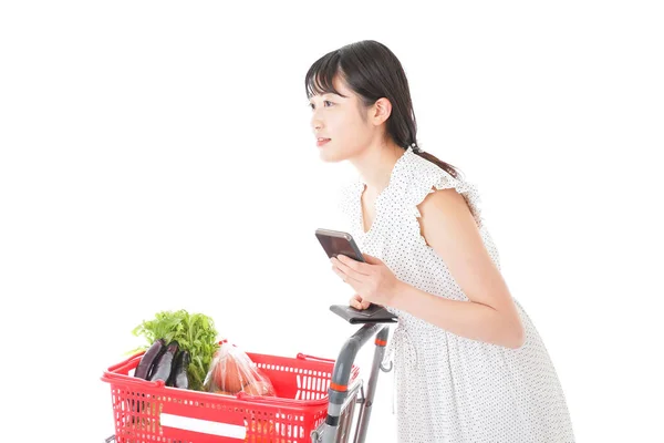 Młoda Kobieta Szukająca Pochodzenia Żywności Supermarkecie — Zdjęcie stockowe