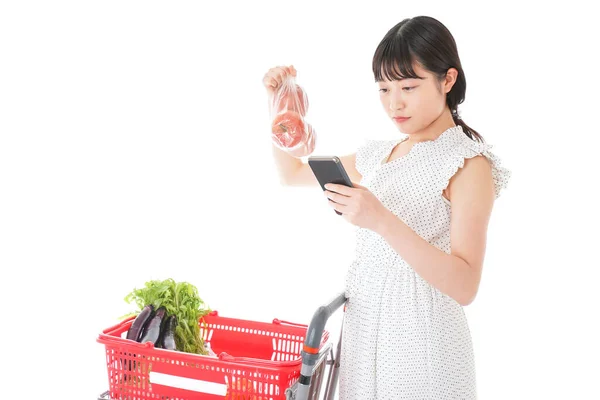Молодая Женщина Ищет Источник Пищи Супермаркете — стоковое фото