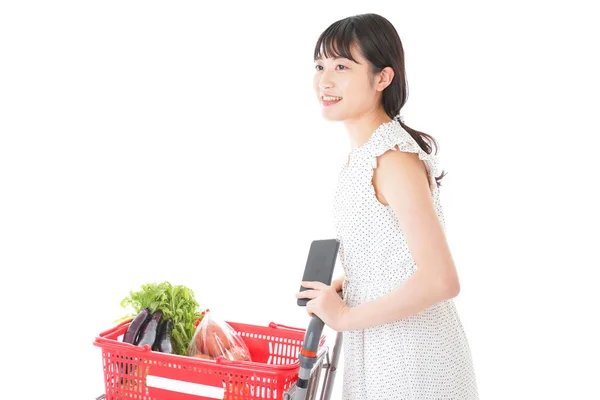 Une Jeune Femme Cherchant Origine Des Aliments Supermarché — Photo