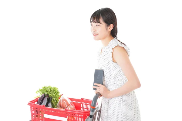 Egy Fiatal Keresi Élelmiszerek Eredetét Szupermarketben — Stock Fotó