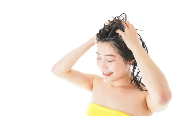 Jovem Mulher Lavando Cabelo — Fotografia de Stock