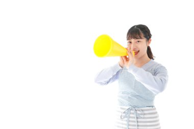 MegaFon 'la tezahürat yapan genç bir kadın.