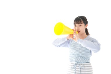 MegaFon 'la tezahürat yapan genç bir kadın.