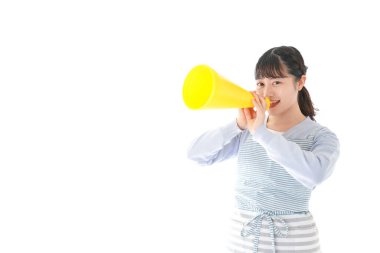 MegaFon 'la tezahürat yapan genç bir kadın.