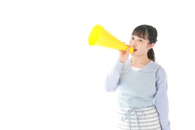 MegaFon 'la tezahürat yapan genç bir kadın.