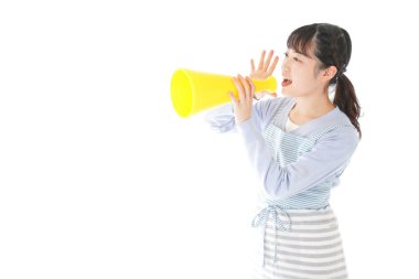 MegaFon 'la tezahürat yapan genç bir kadın.