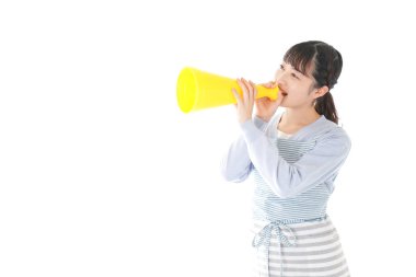 MegaFon 'la tezahürat yapan genç bir kadın.