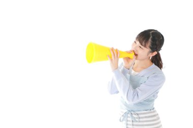 MegaFon 'la tezahürat yapan genç bir kadın.