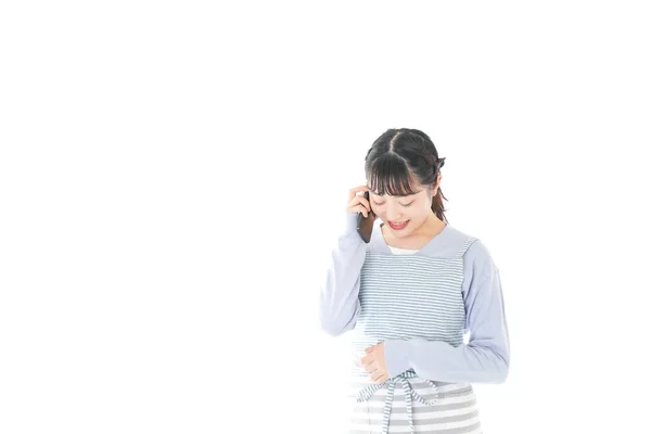 笑顔でスマホを使う若い女性 — ストック写真