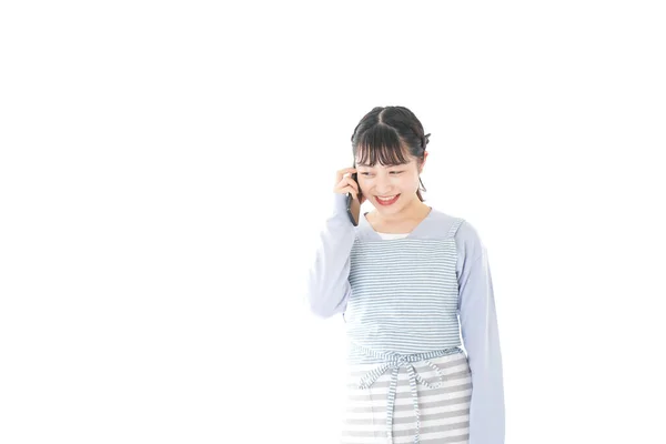 Gülümseyen Akıllı Telefon Kullanan Genç Bir Kadın — Stok fotoğraf