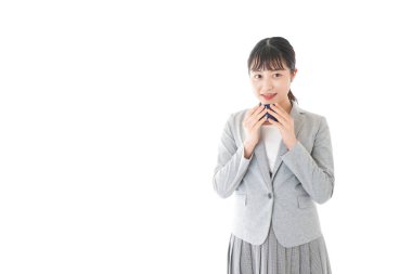 Genç iş kadını kahve içiyor.