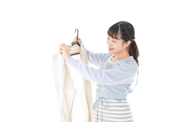 Junge Hausfrau Hängt Ihre Kleider Lächelnd Einen Kleiderbügel — Stockfoto