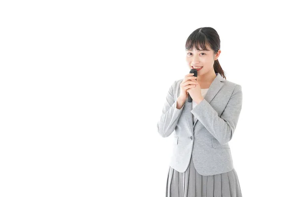 Młoda Bizneswoman Rozmawiająca Mikrofonem — Zdjęcie stockowe