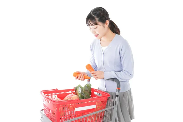 Młoda Kobieta Robi Zakupy Supermarkecie — Zdjęcie stockowe