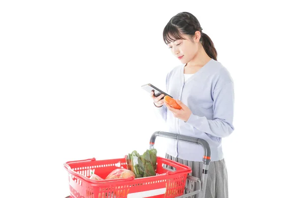 Молодая Женщина Делает Покупки Супермаркете — стоковое фото