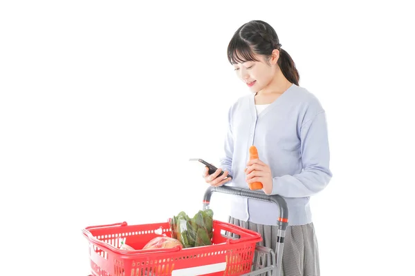 Junge Frau Kauft Supermarkt Ein — Stockfoto