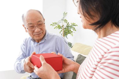  Son sınıf çifti kırmızı kutuyu bir arada tutuyor. 