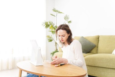 Evde genç kadın makyajı