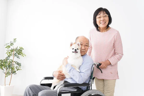 Ηλικιωμένη Γυναίκα Που Φροντίζει Τον Άντρα Της Στην Αναπηρική Καρέκλα — Φωτογραφία Αρχείου
