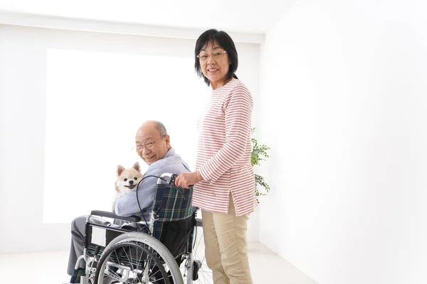 Ηλικιωμένη Γυναίκα Που Φροντίζει Τον Άντρα Της Στην Αναπηρική Καρέκλα — Φωτογραφία Αρχείου