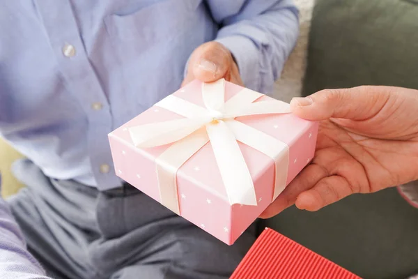 Senior Couple Exchanging Gifts — Stock Photo, Image